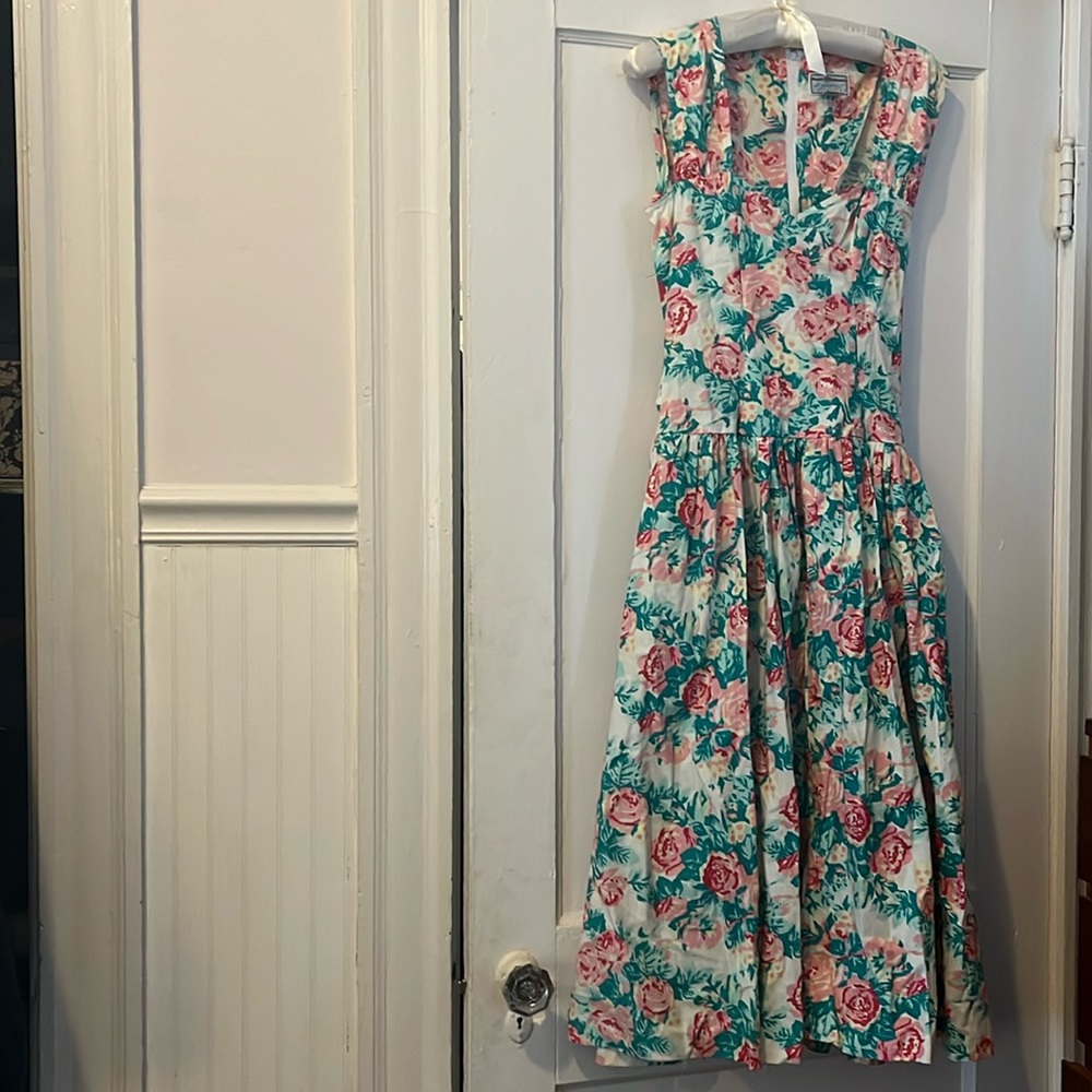 Vintage floral dress with sash and pockets